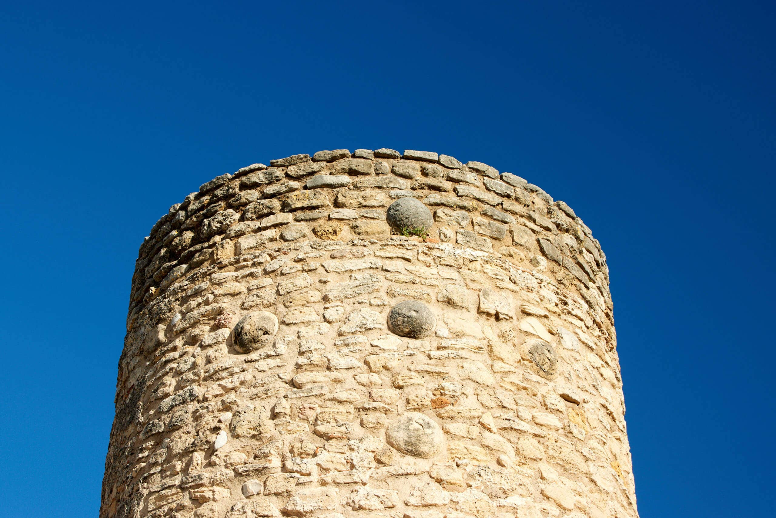 Stone cross in the towers of the Puerta de Almocabar