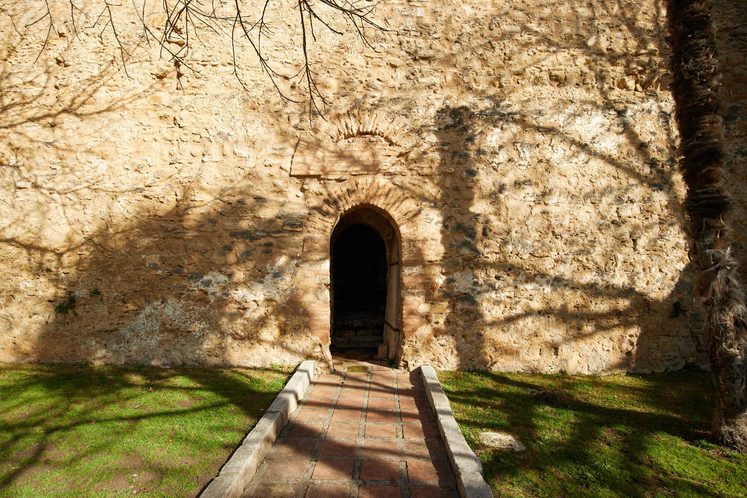 Entrance door to Puerta de Almocabar